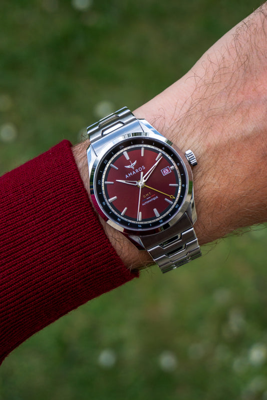 Dial Color = Red, Bracelet = Steel